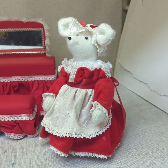 Miniature fancy felt mouse house bedroom boudoir set - Picture 3 of 16